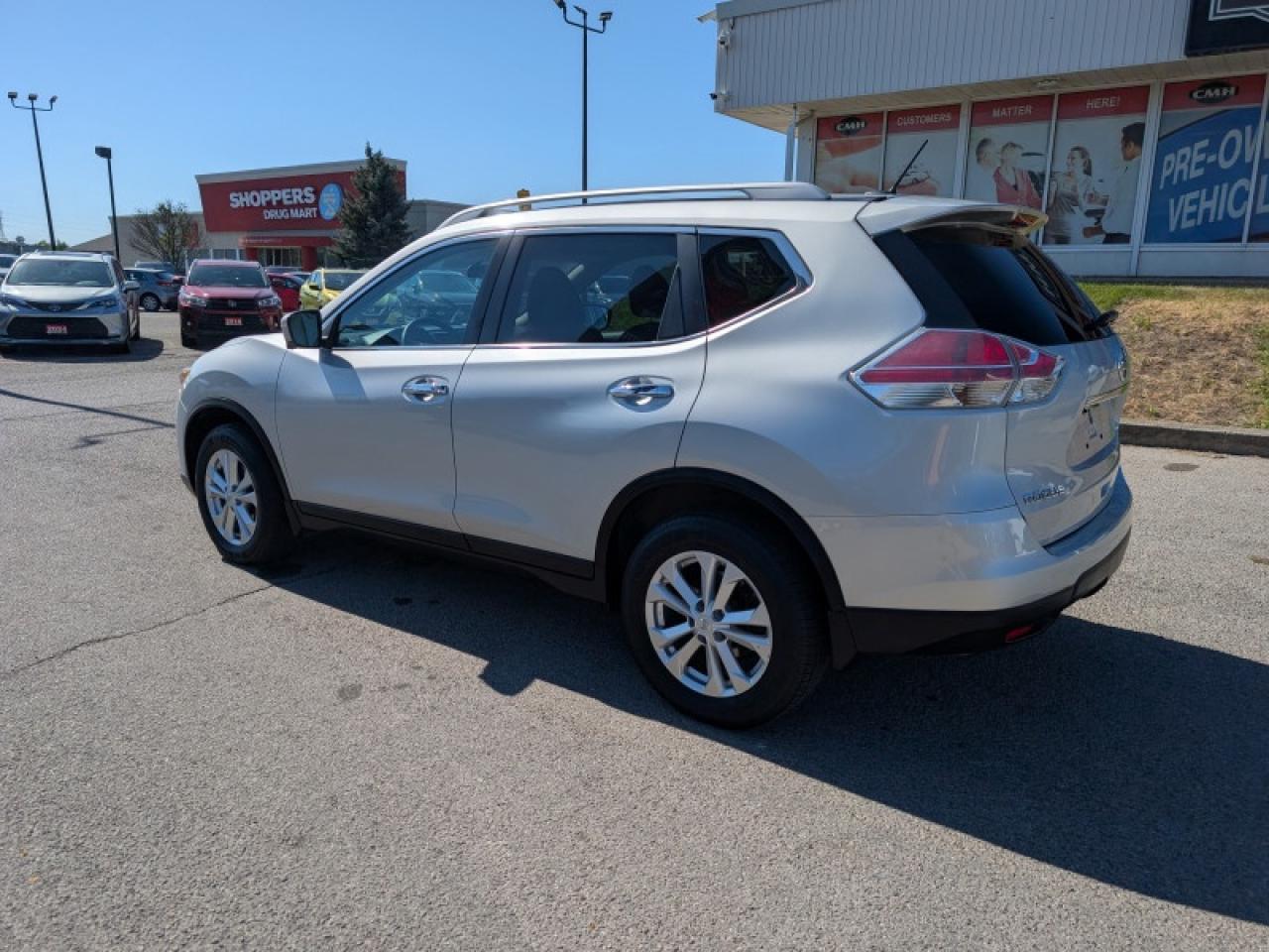 2016 Nissan Rogue SV w/Tech Pkg  **TECH + MOONROOF PKG** Photo2