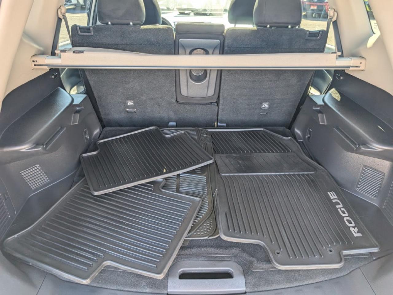 2016 Nissan Rogue SV w/Tech Pkg  **TECH + MOONROOF PKG** Photo