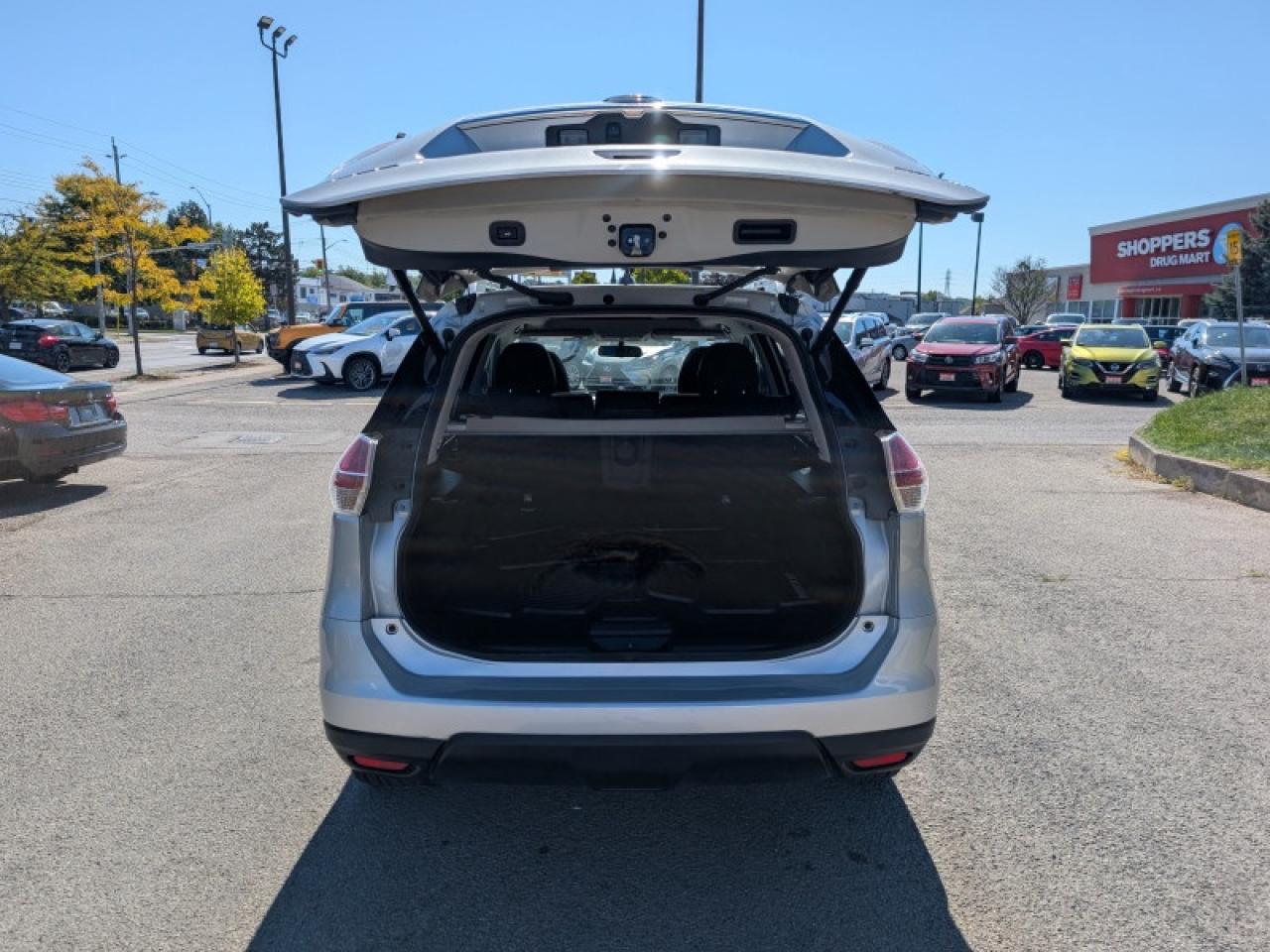 2016 Nissan Rogue SV w/Tech Pkg  **TECH + MOONROOF PKG** Photo