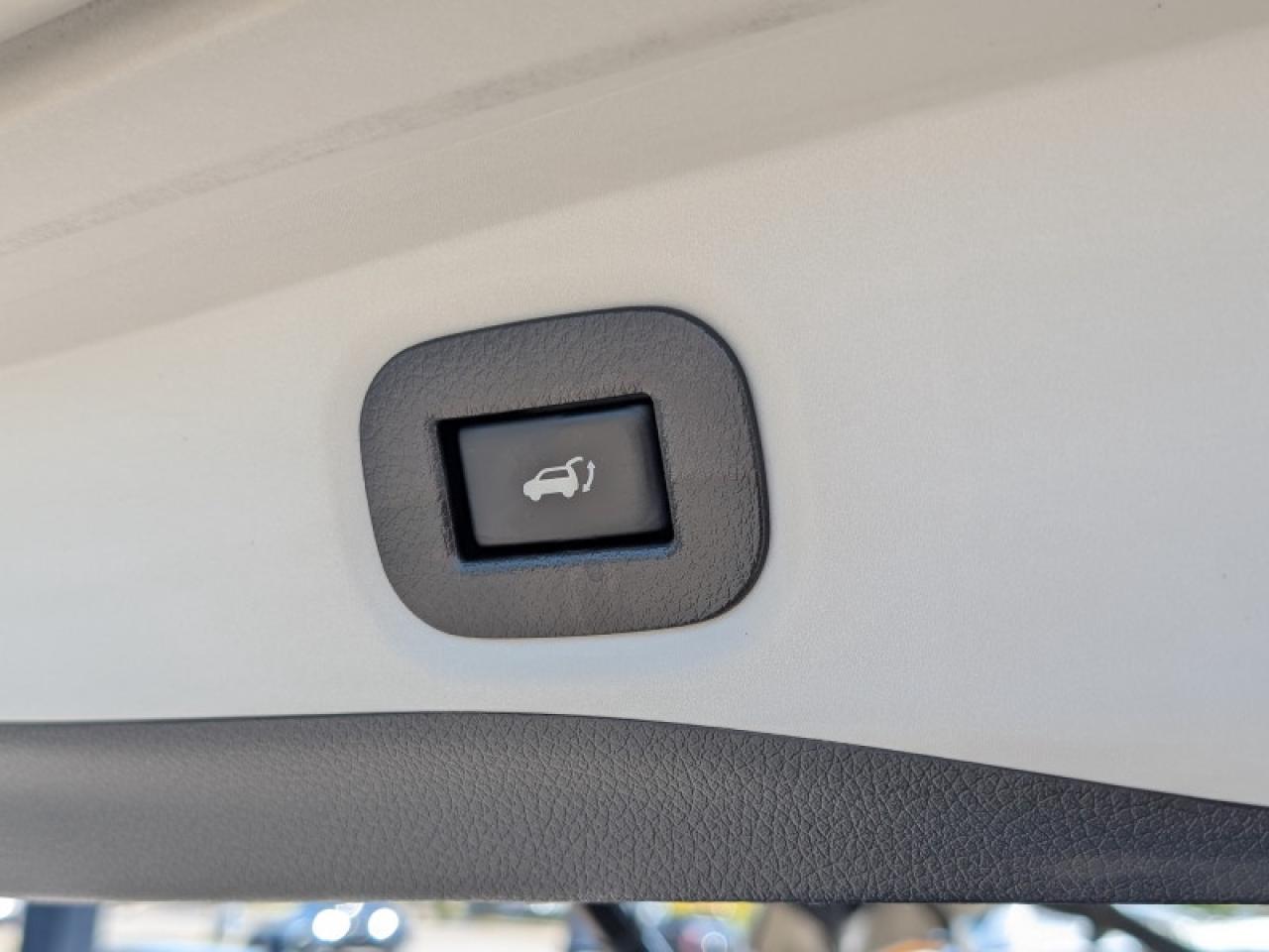 2016 Nissan Rogue SV w/Tech Pkg  **TECH + MOONROOF PKG** Photo