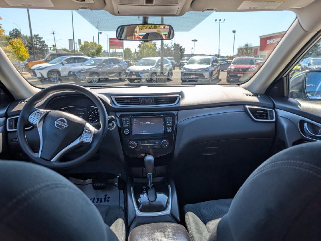 2016 Nissan Rogue SV w/Tech Pkg  **TECH + MOONROOF PKG** Photo