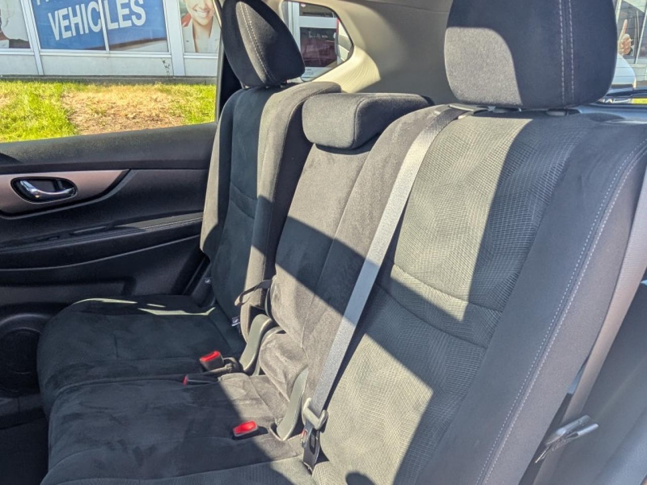 2016 Nissan Rogue SV w/Tech Pkg  **TECH + MOONROOF PKG** Photo
