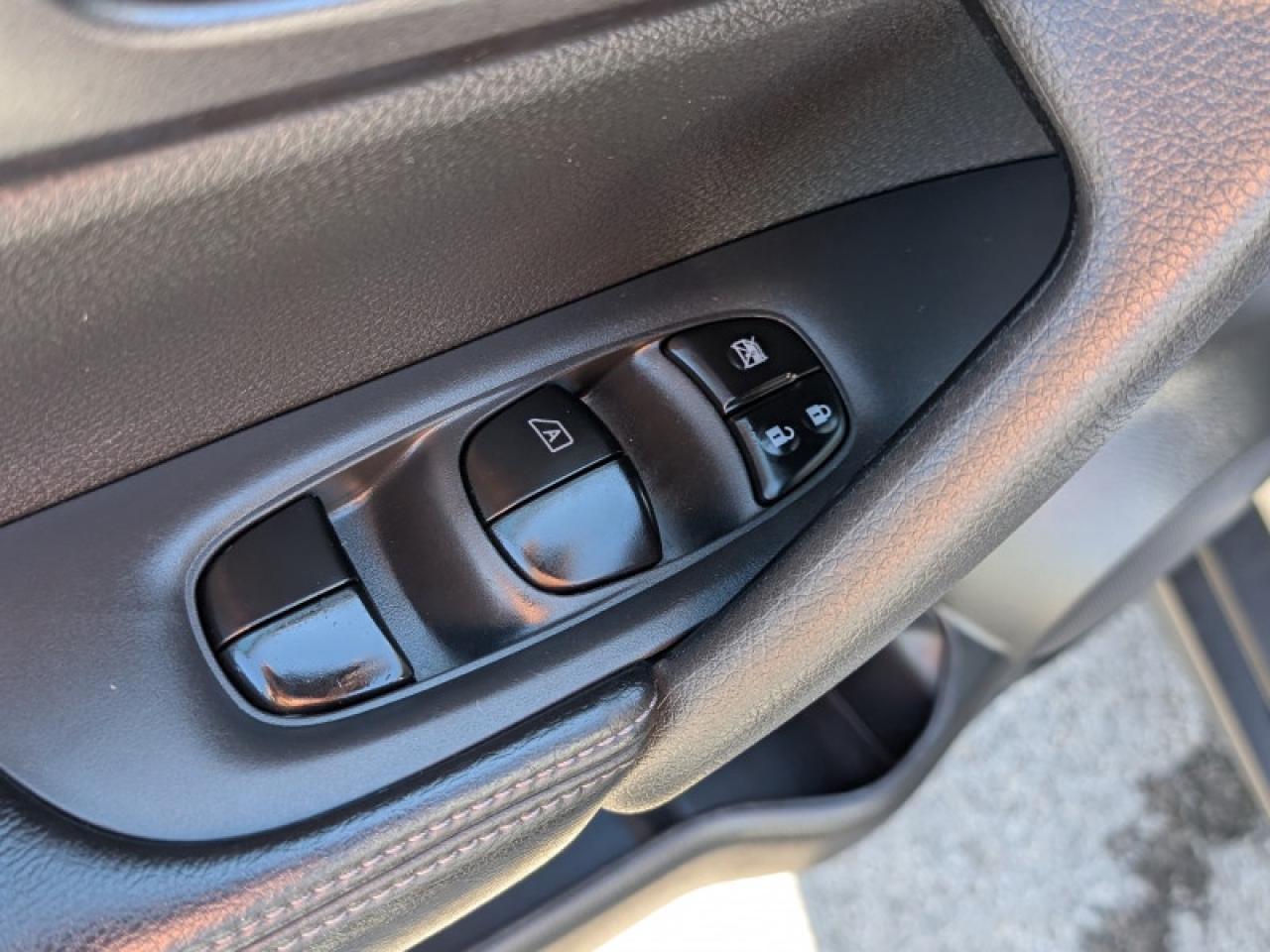 2016 Nissan Rogue SV w/Tech Pkg  **TECH + MOONROOF PKG** Photo
