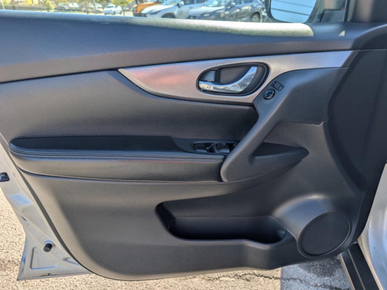 2016 Nissan Rogue SV w/Tech Pkg  **TECH + MOONROOF PKG** Photo