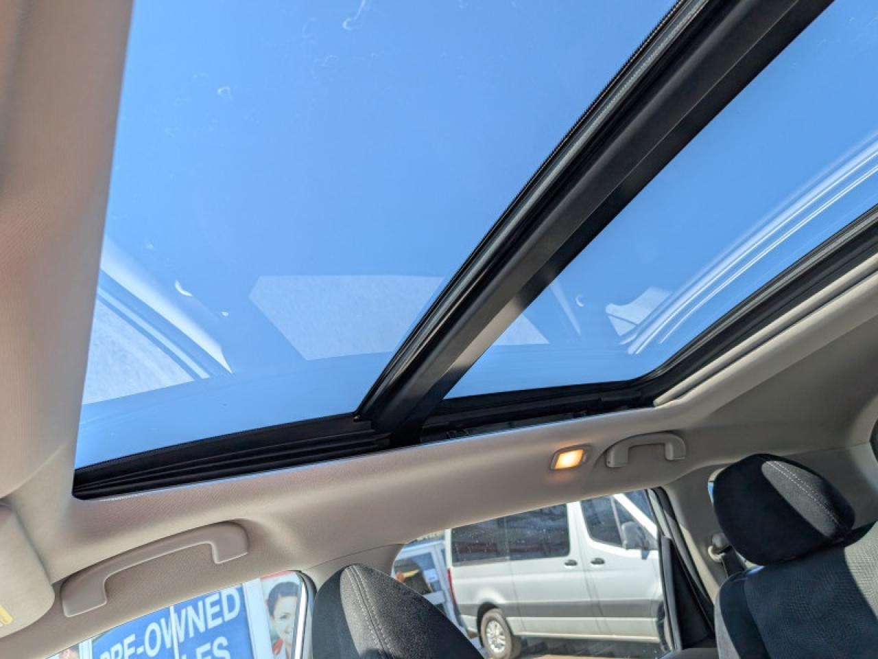2016 Nissan Rogue SV w/Tech Pkg  **TECH + MOONROOF PKG** Photo