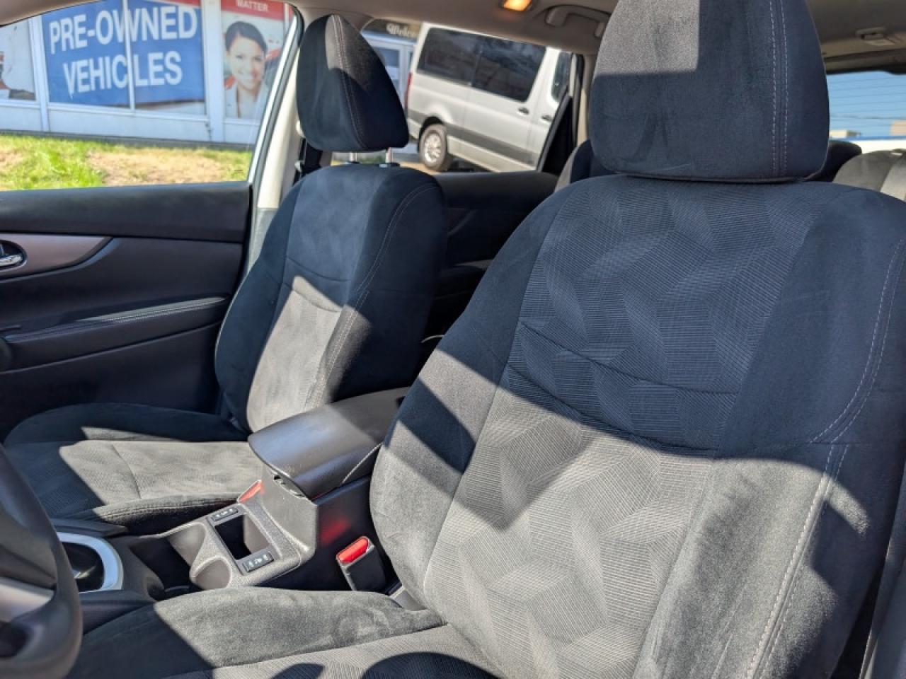 2016 Nissan Rogue SV w/Tech Pkg  **TECH + MOONROOF PKG** Photo