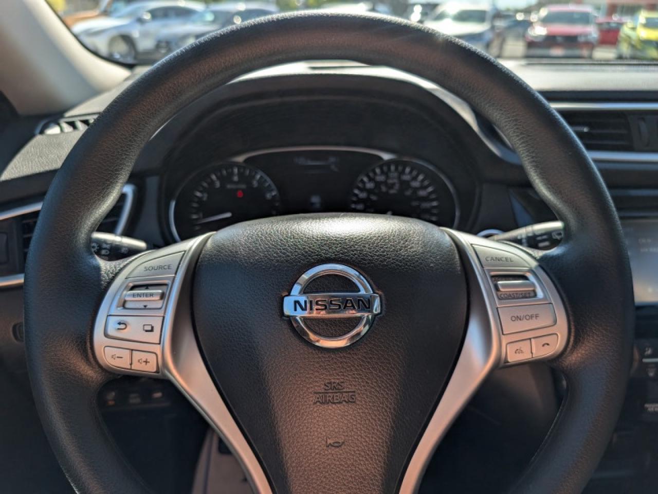 2016 Nissan Rogue SV w/Tech Pkg  **TECH + MOONROOF PKG** Photo