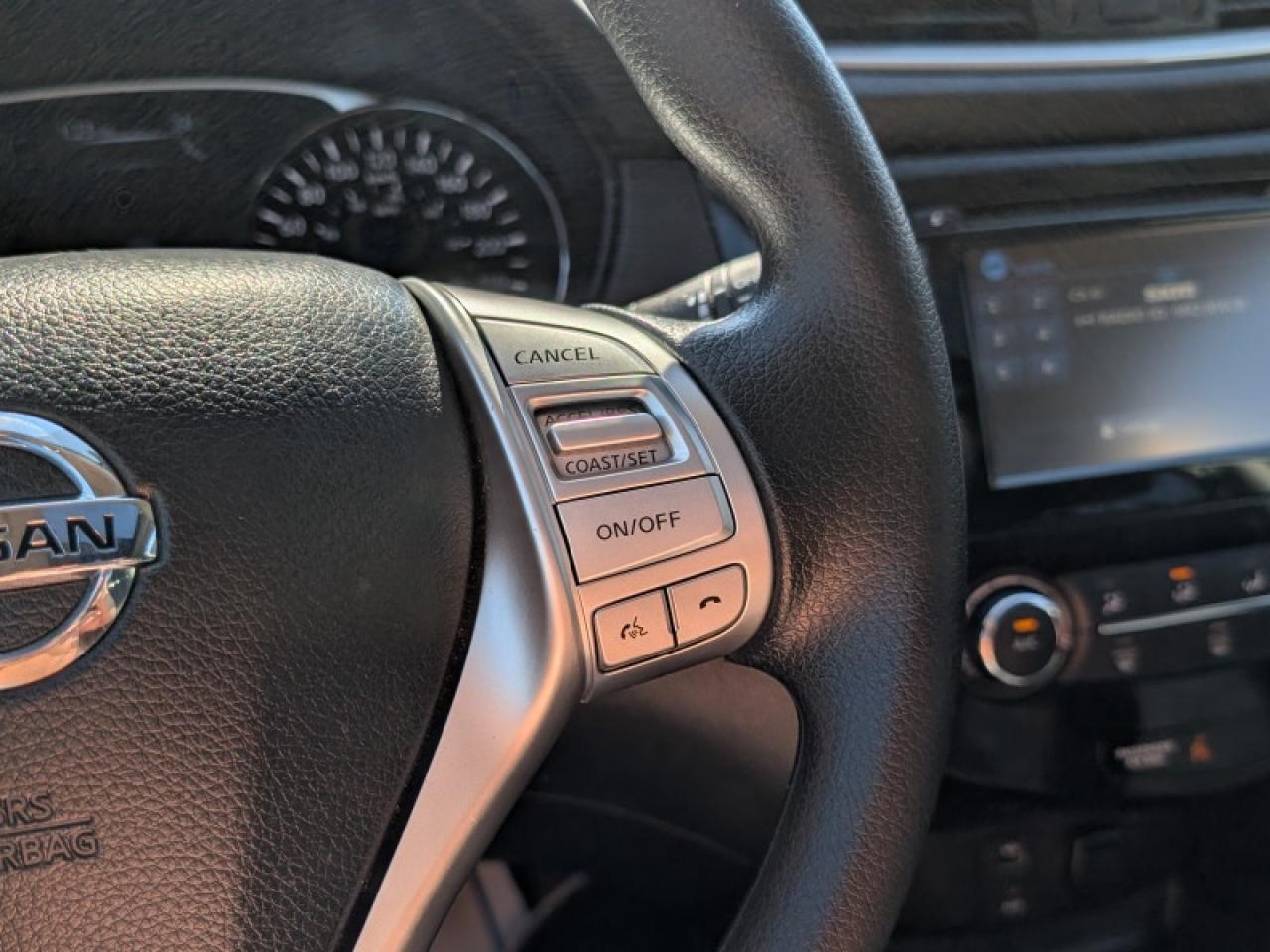 2016 Nissan Rogue SV w/Tech Pkg  **TECH + MOONROOF PKG** Photo