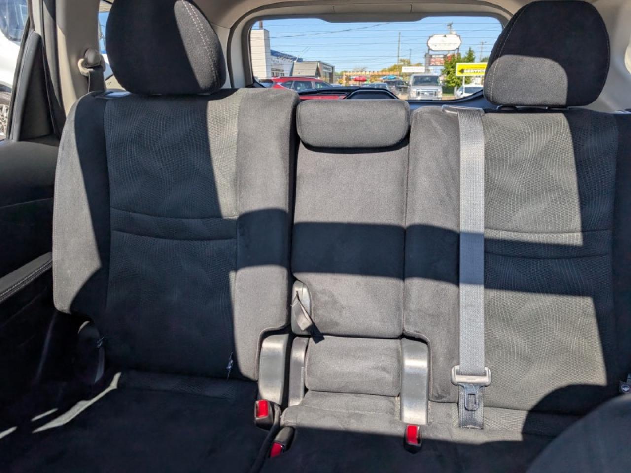 2016 Nissan Rogue SV w/Tech Pkg  **TECH + MOONROOF PKG** Photo