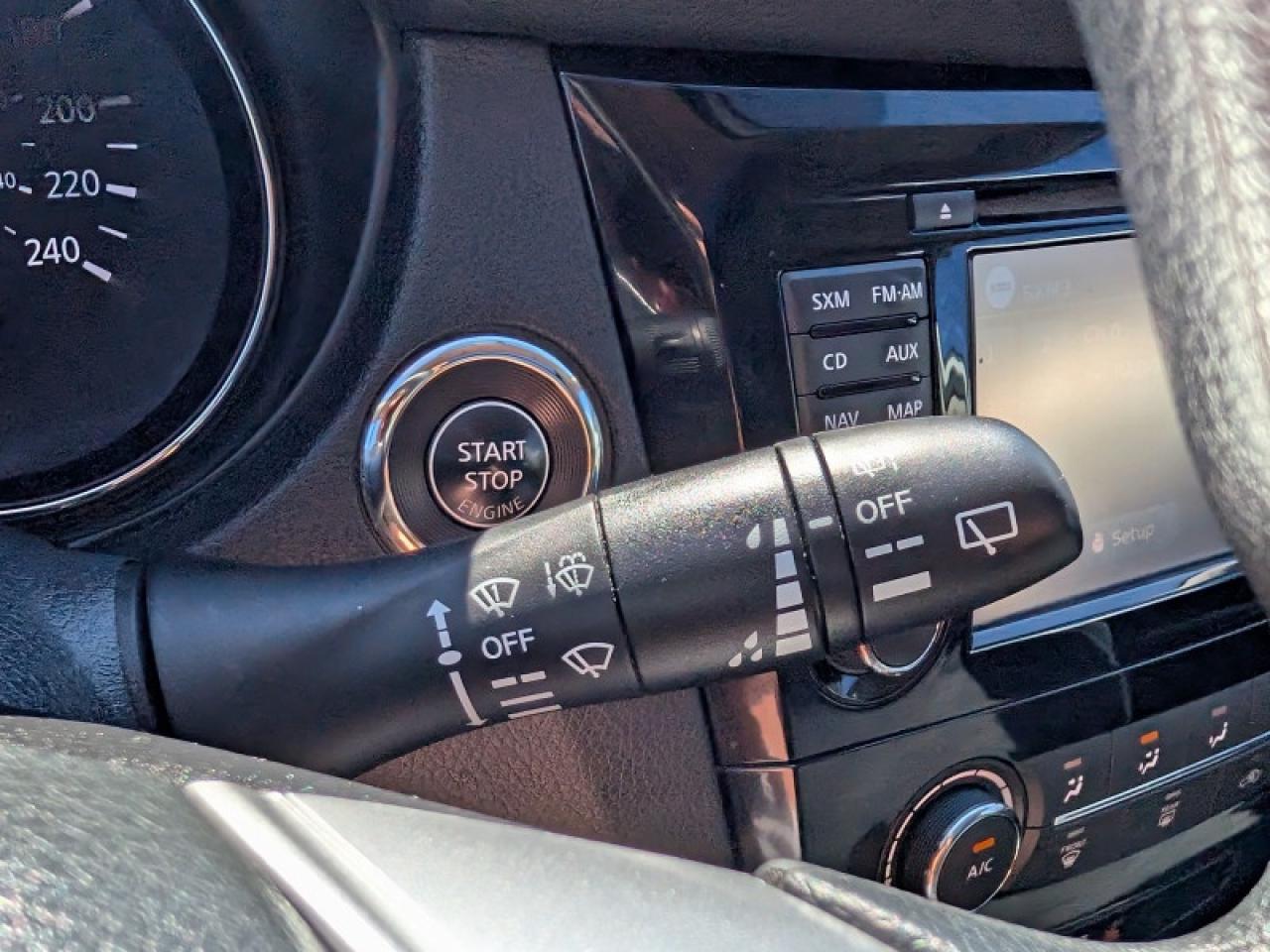 2016 Nissan Rogue SV w/Tech Pkg  **TECH + MOONROOF PKG** Photo