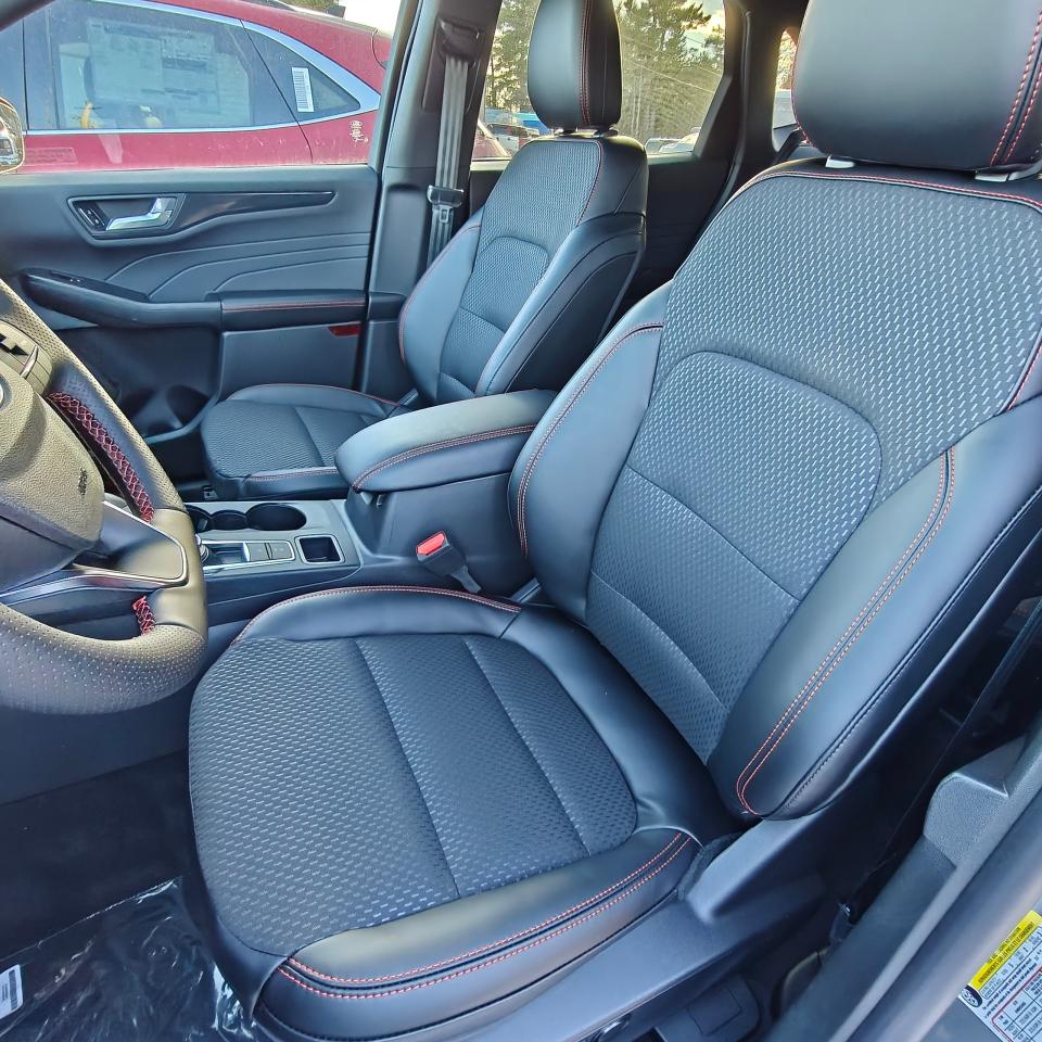 2025 Ford Escape ST-Line AWD Photo4