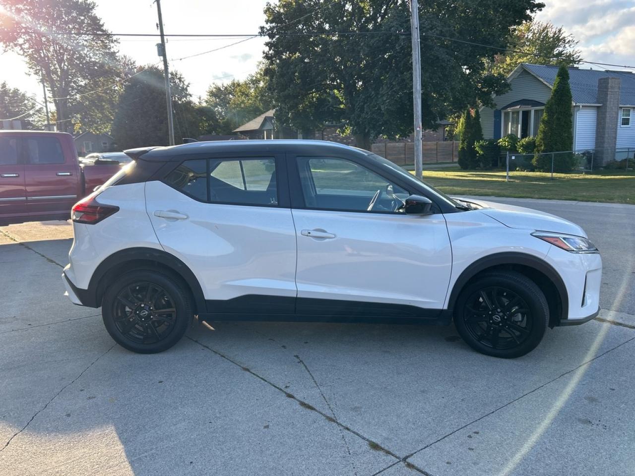 2023 Nissan Kicks SV  ** BLACK TOP ** Photo4