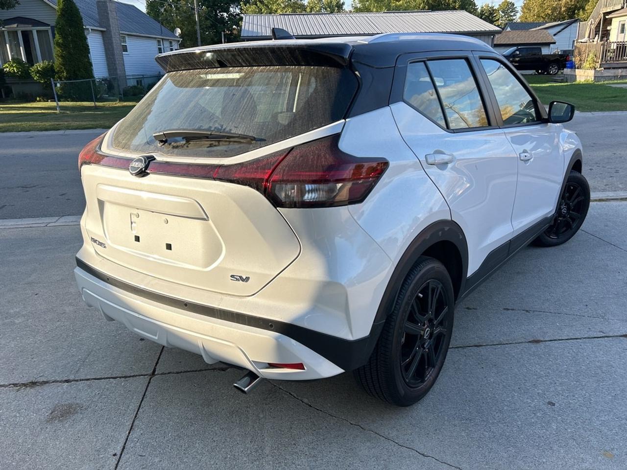 2023 Nissan Kicks SV  ** BLACK TOP ** Photo