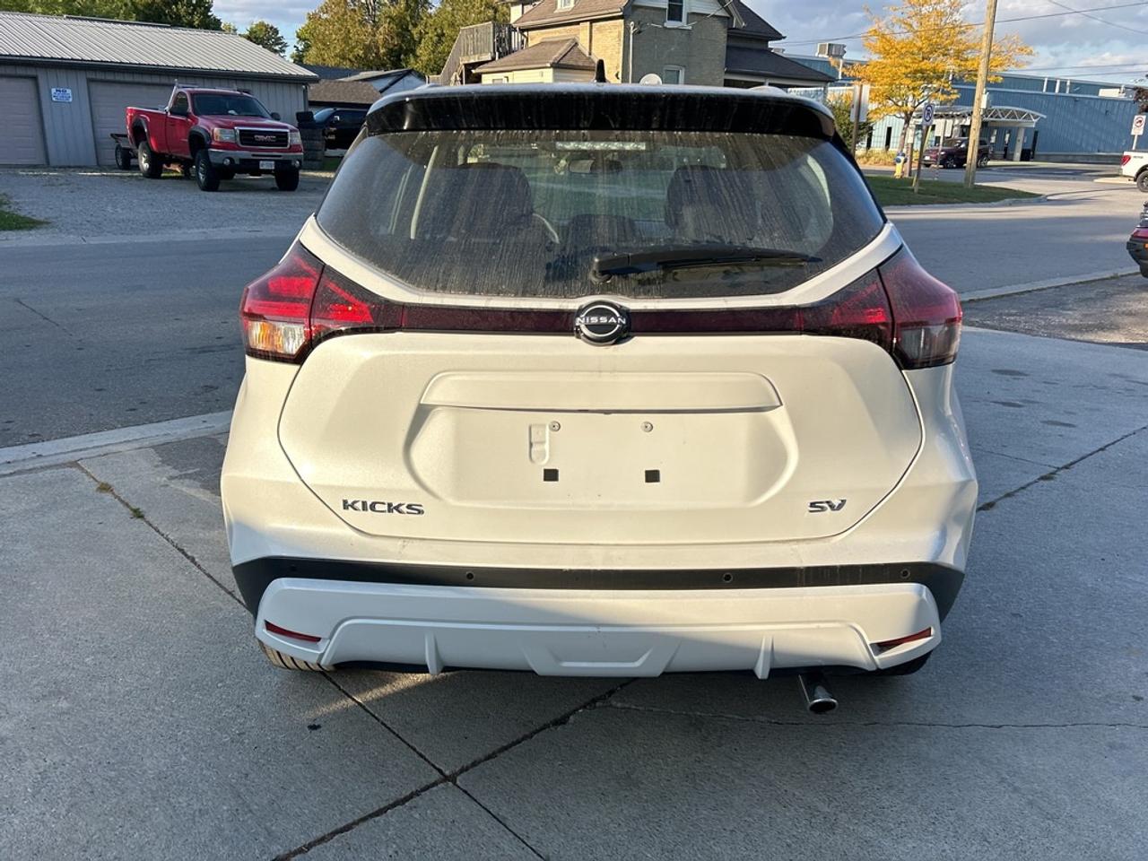 2023 Nissan Kicks SV  ** BLACK TOP ** Photo