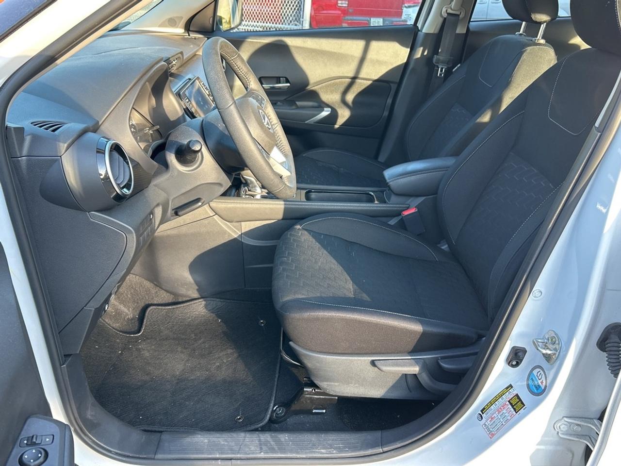 2023 Nissan Kicks SV  ** BLACK TOP ** Photo