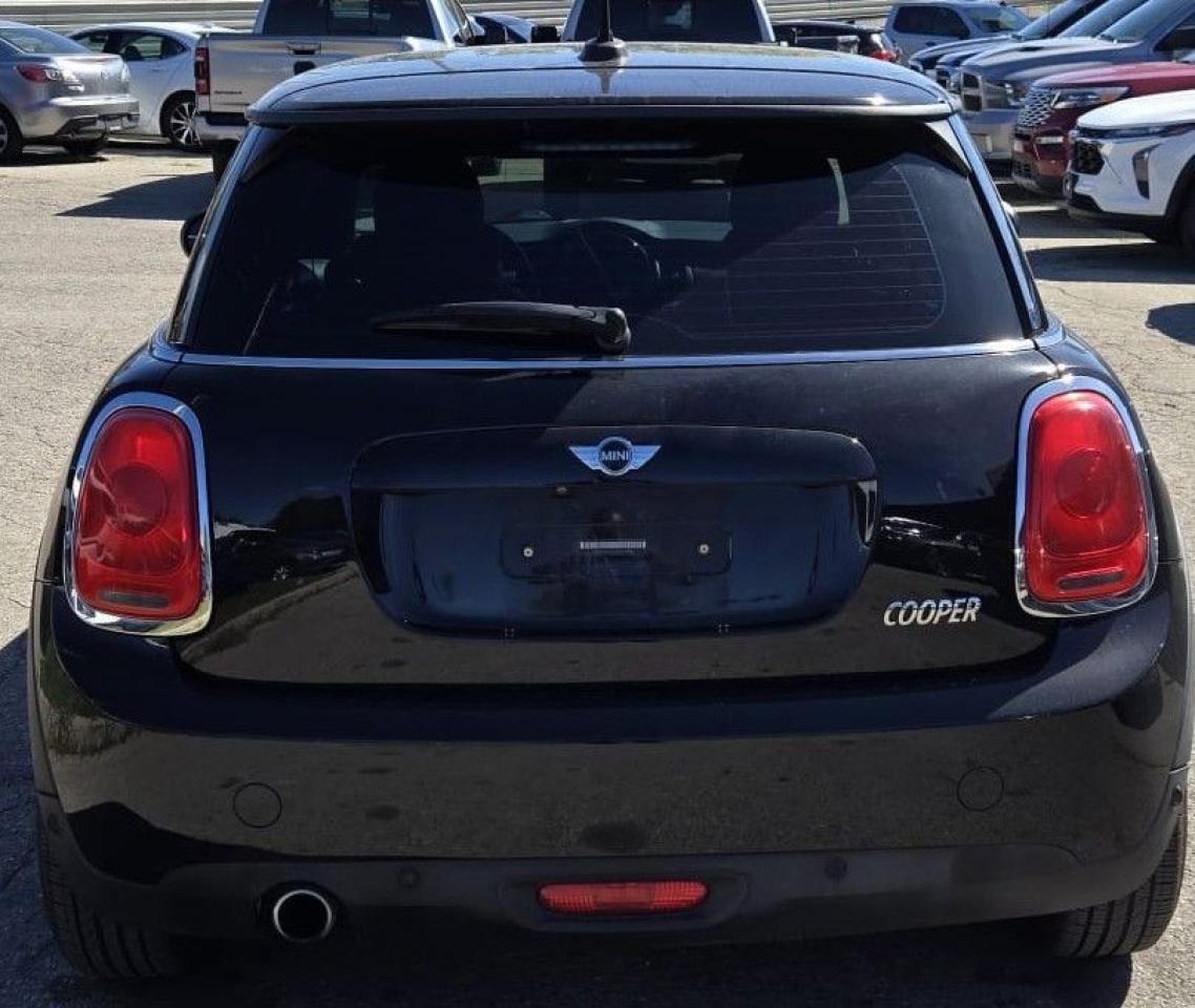 2018 MINI Cooper LEATHER / PANO ROOF / NAV / HTD SEATS / LOW KMS - Photo #3