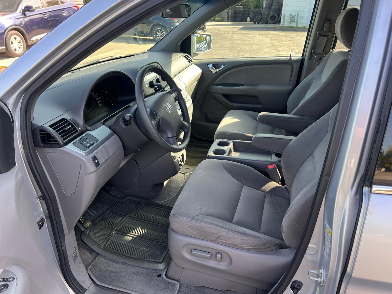 2010 Honda Odyssey SE Photo12
