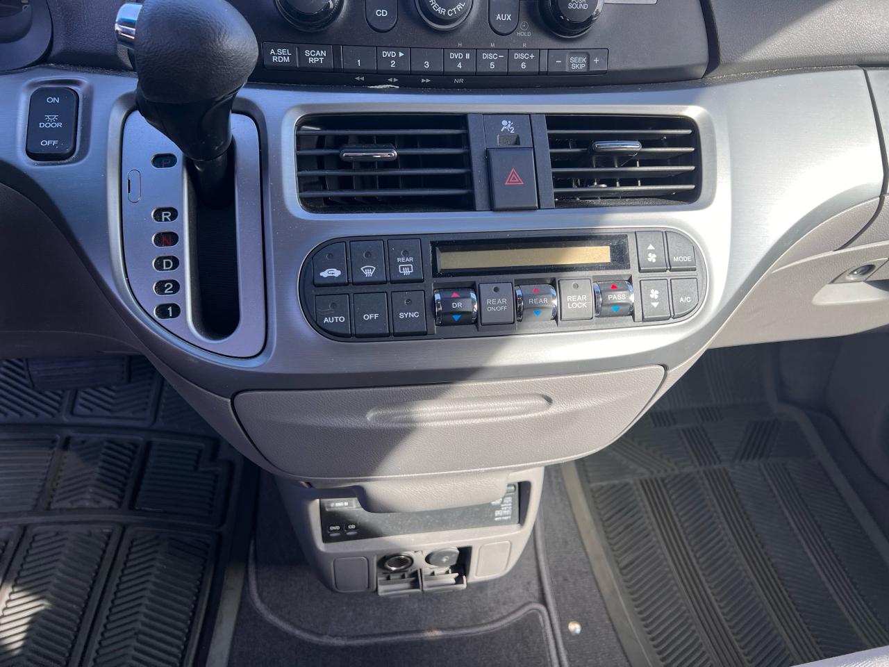 2010 Honda Odyssey SE Photo14