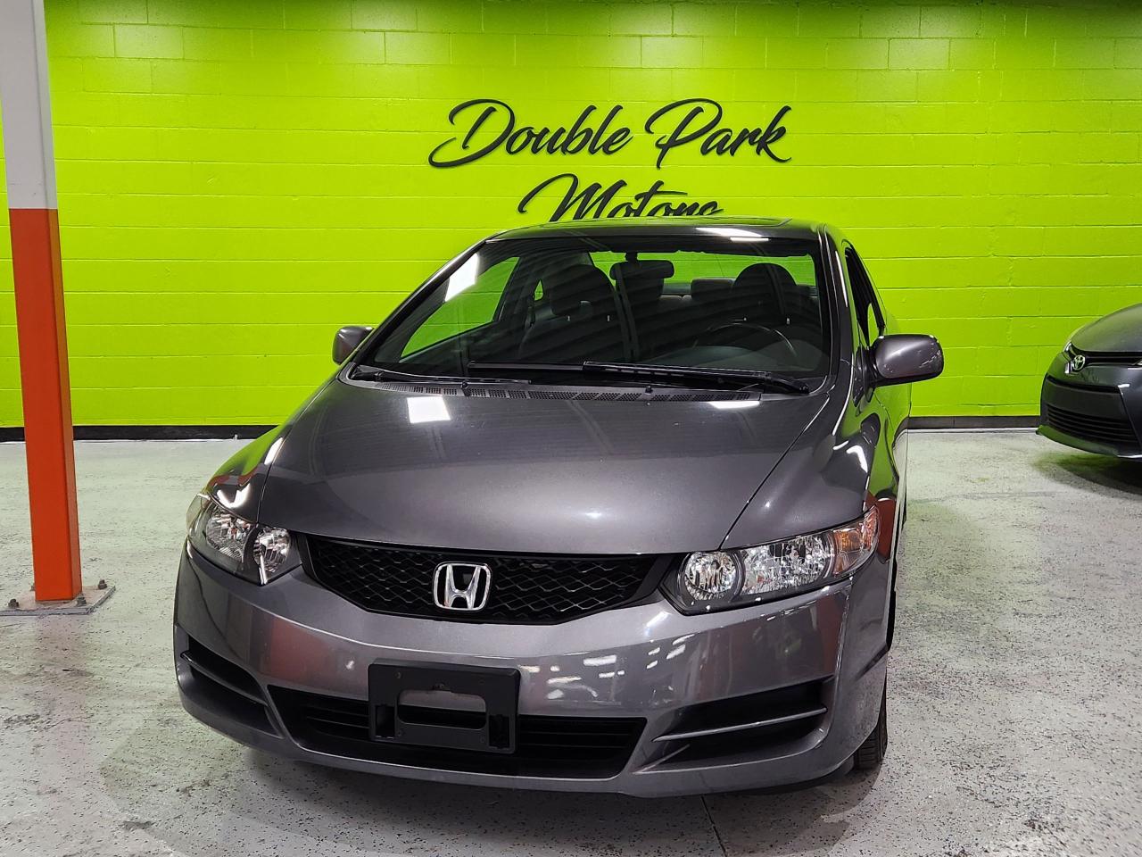 2011 Honda Civic SE SUNROOF ALLOYS CLEAN LOOKS GREAT 5 SPD - Photo #2