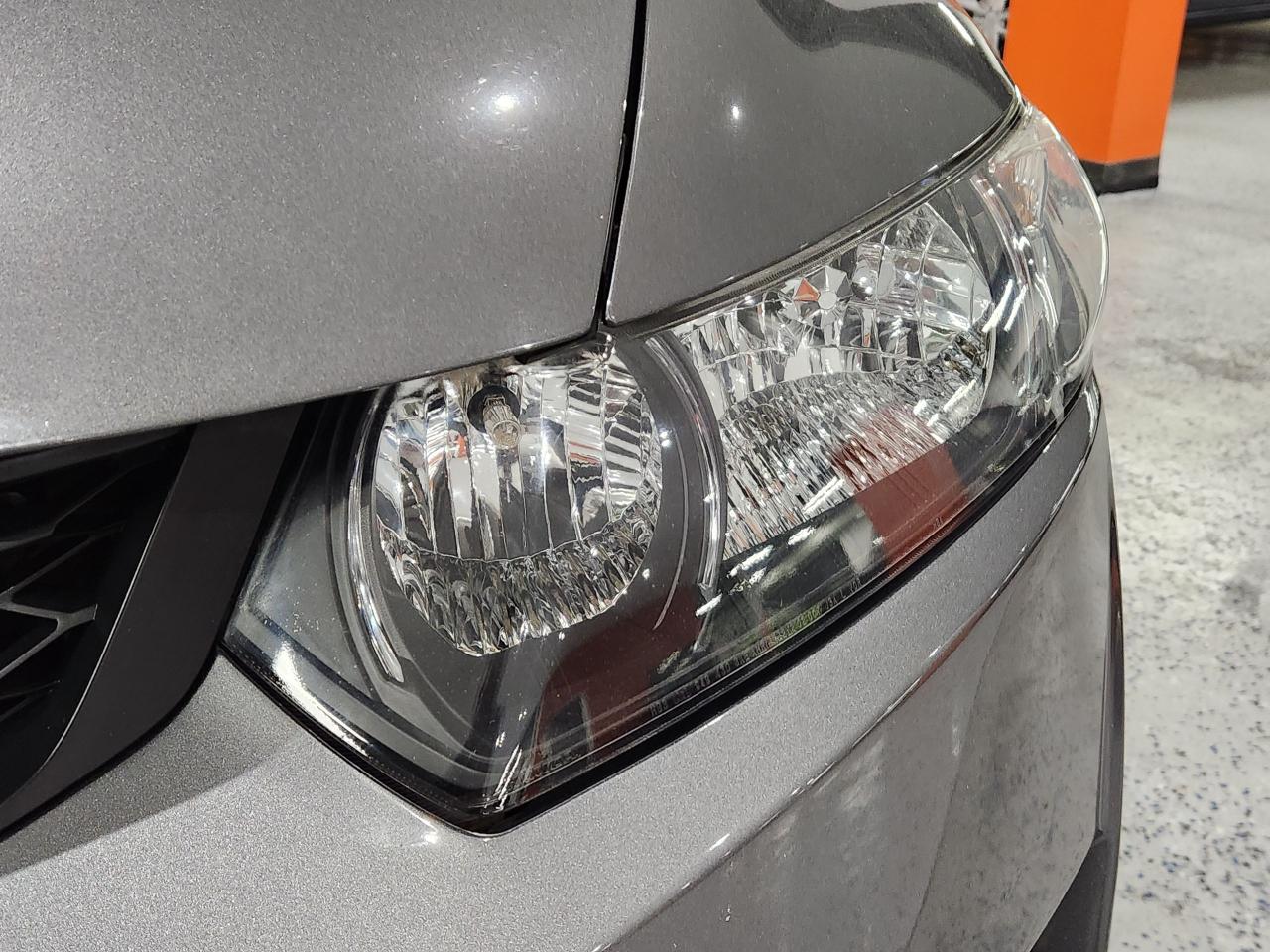 2011 Honda Civic SE SUNROOF ALLOYS CLEAN LOOKS GREAT 5 SPD - Photo #4