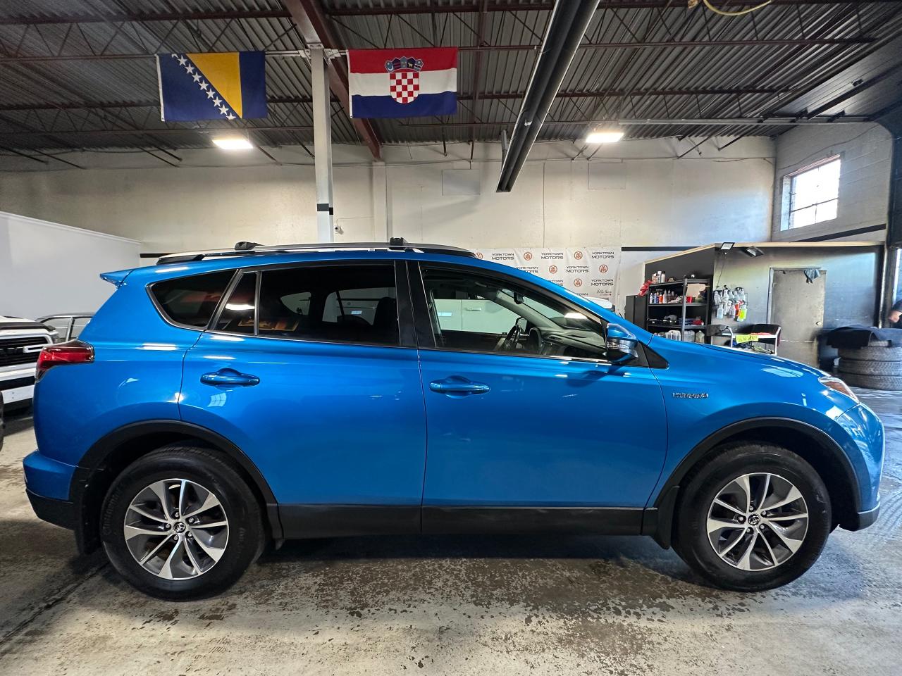 2017 Toyota RAV4 XLE | BSM | POWERED LIFTGATE | SUNROOF | HEATED Photo3
