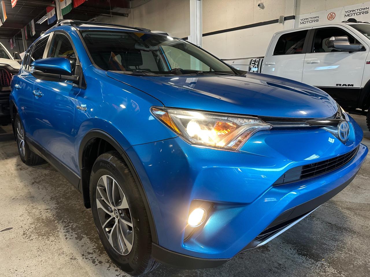 2017 Toyota RAV4 XLE | BSM | POWERED LIFTGATE | SUNROOF | HEATED Photo2
