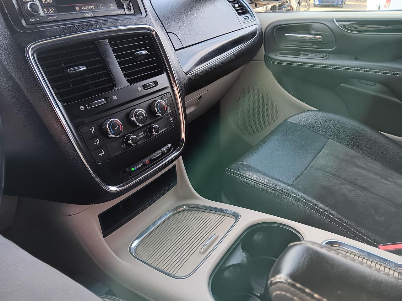 2019 Dodge Grand Caravan SXT Premium Plus, Leather, BU Cam, DVD - Photo #19