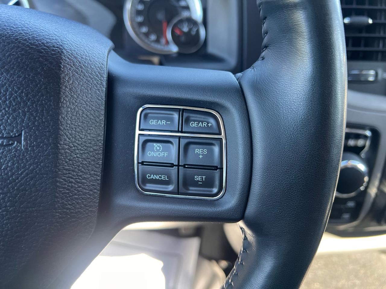 2021 RAM 1500 Classic EXPRESS CREWCAB 5.7 HEMI 4X4 Photo20