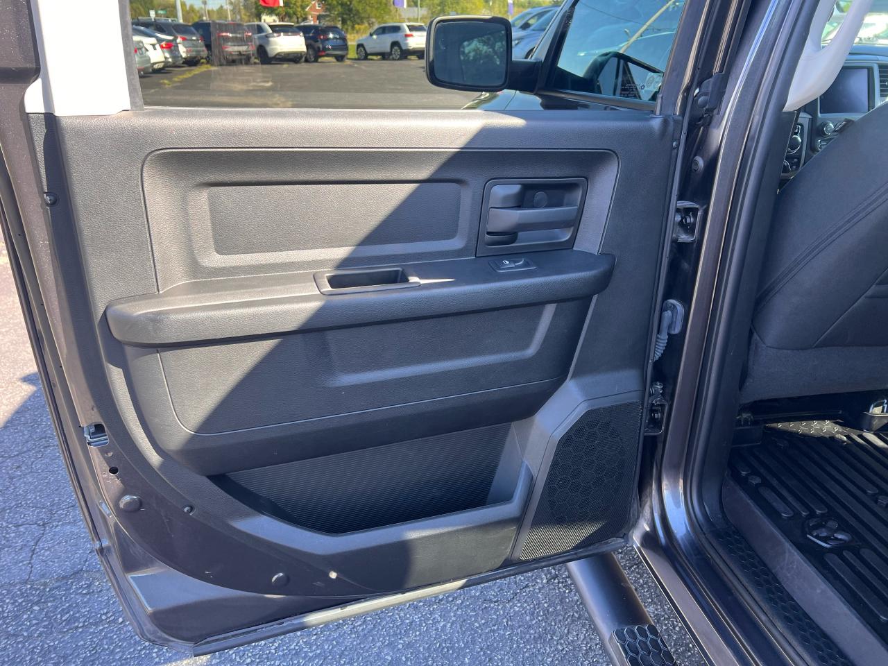 2021 RAM 1500 Classic EXPRESS CREWCAB 5.7 HEMI 4X4 Photo16