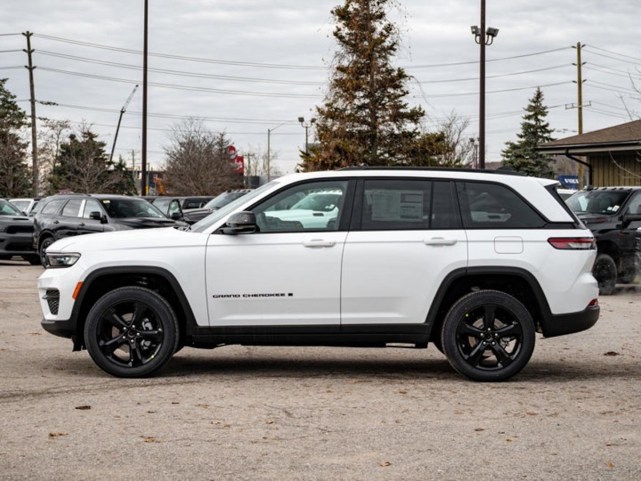 2025 Jeep Grand Cherokee Altitude Photo4