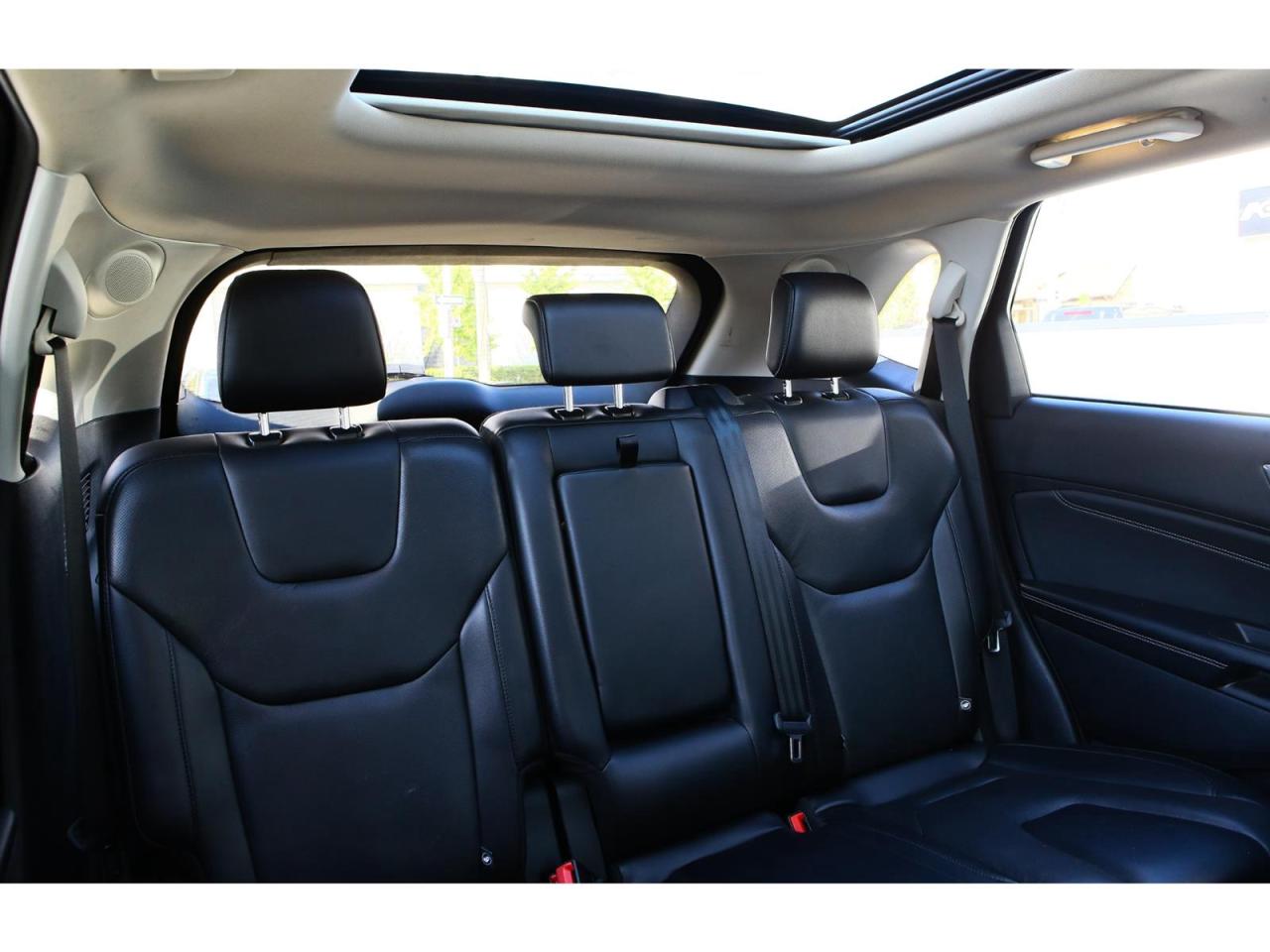 2022 Ford Edge TITANIUM - AWD - Navigation - Panorama Roof-  Leather Seats - Apple Car Play - Dual Zone Climate - Adaptive Cruise Photo