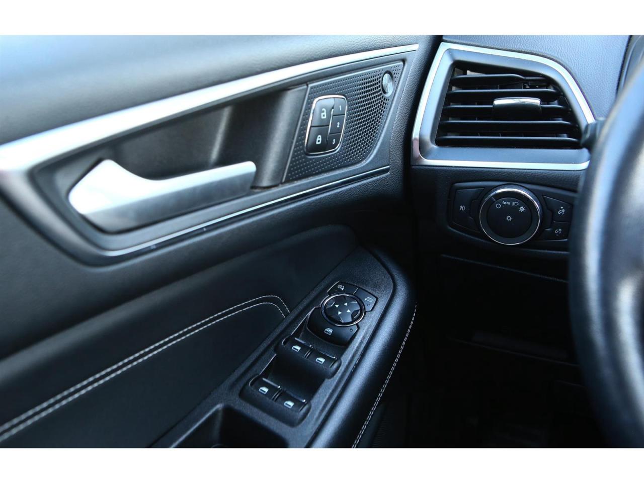 2022 Ford Edge TITANIUM - AWD - Navigation - Panorama Roof-  Leather Seats - Apple Car Play - Dual Zone Climate - Adaptive Cruise Photo