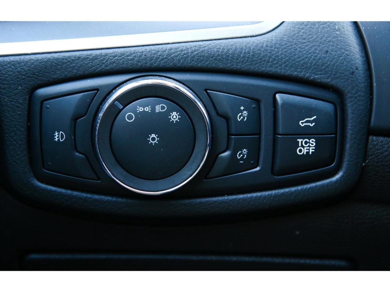 2022 Ford Edge TITANIUM - AWD - Navigation - Panorama Roof-  Leather Seats - Apple Car Play - Dual Zone Climate - Adaptive Cruise Photo