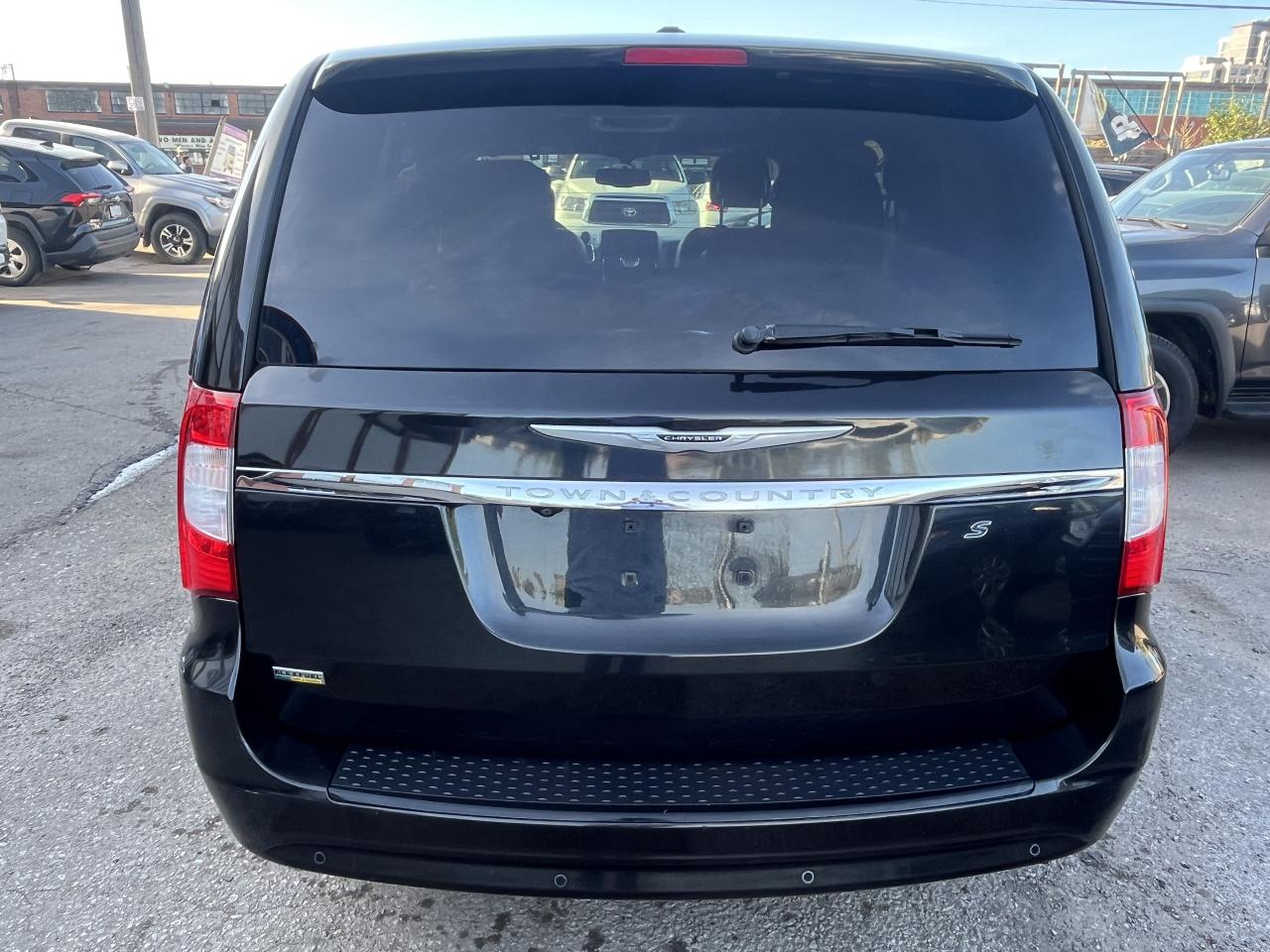 2015 Chrysler Town & Country S Photo3