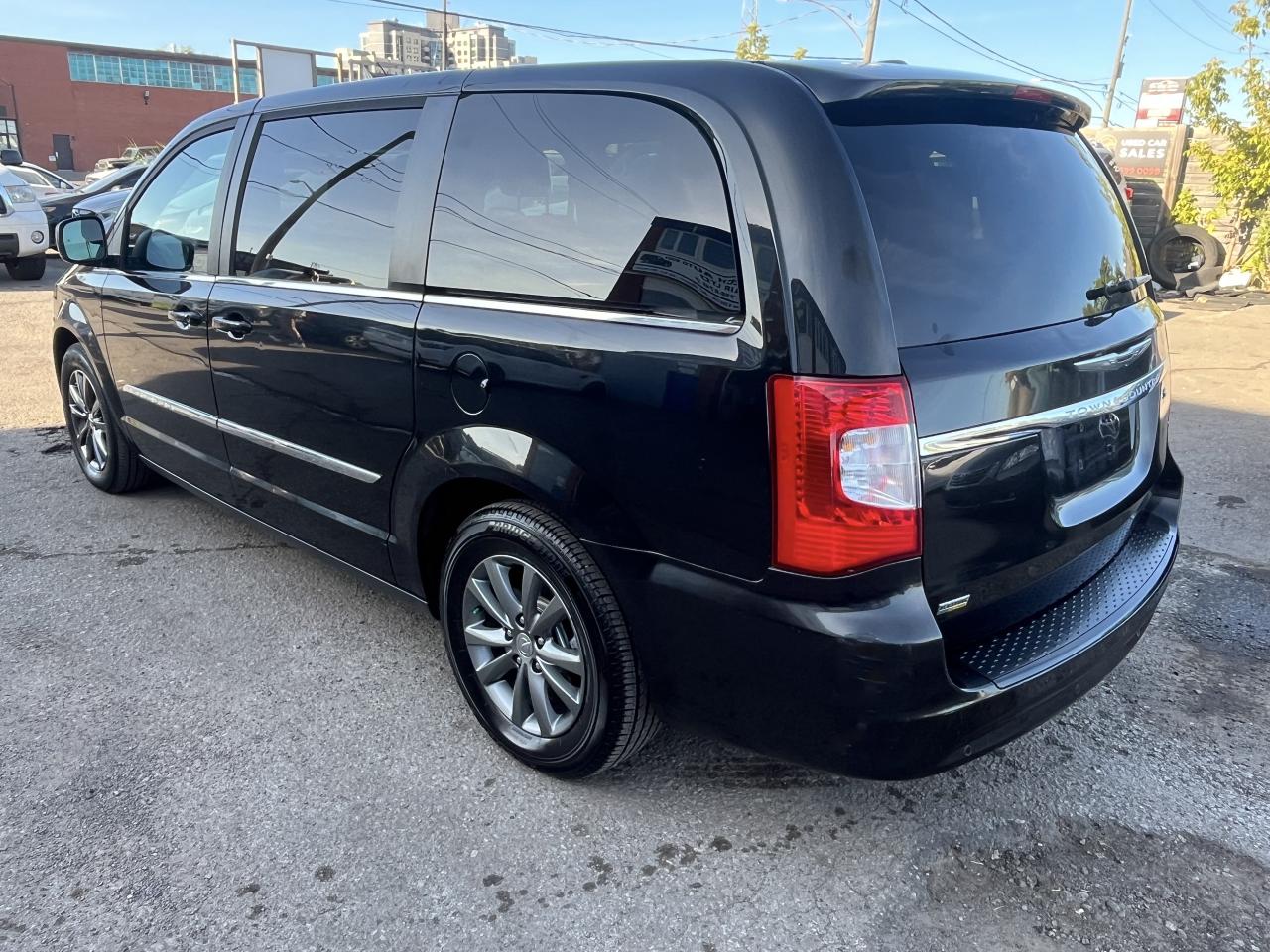 2015 Chrysler Town & Country S Photo2