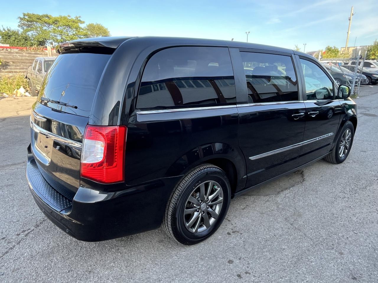 2015 Chrysler Town & Country S Photo