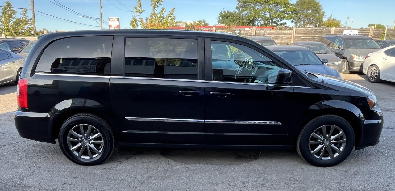 2015 Chrysler Town & Country S Photo