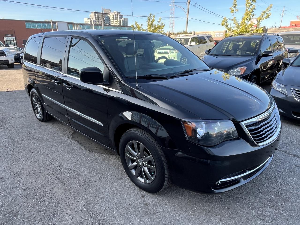 2015 Chrysler Town & Country S Photo