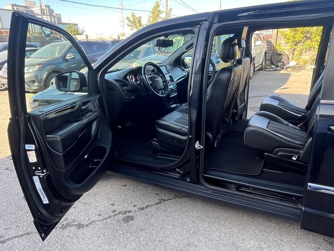 2015 Chrysler Town & Country S Photo