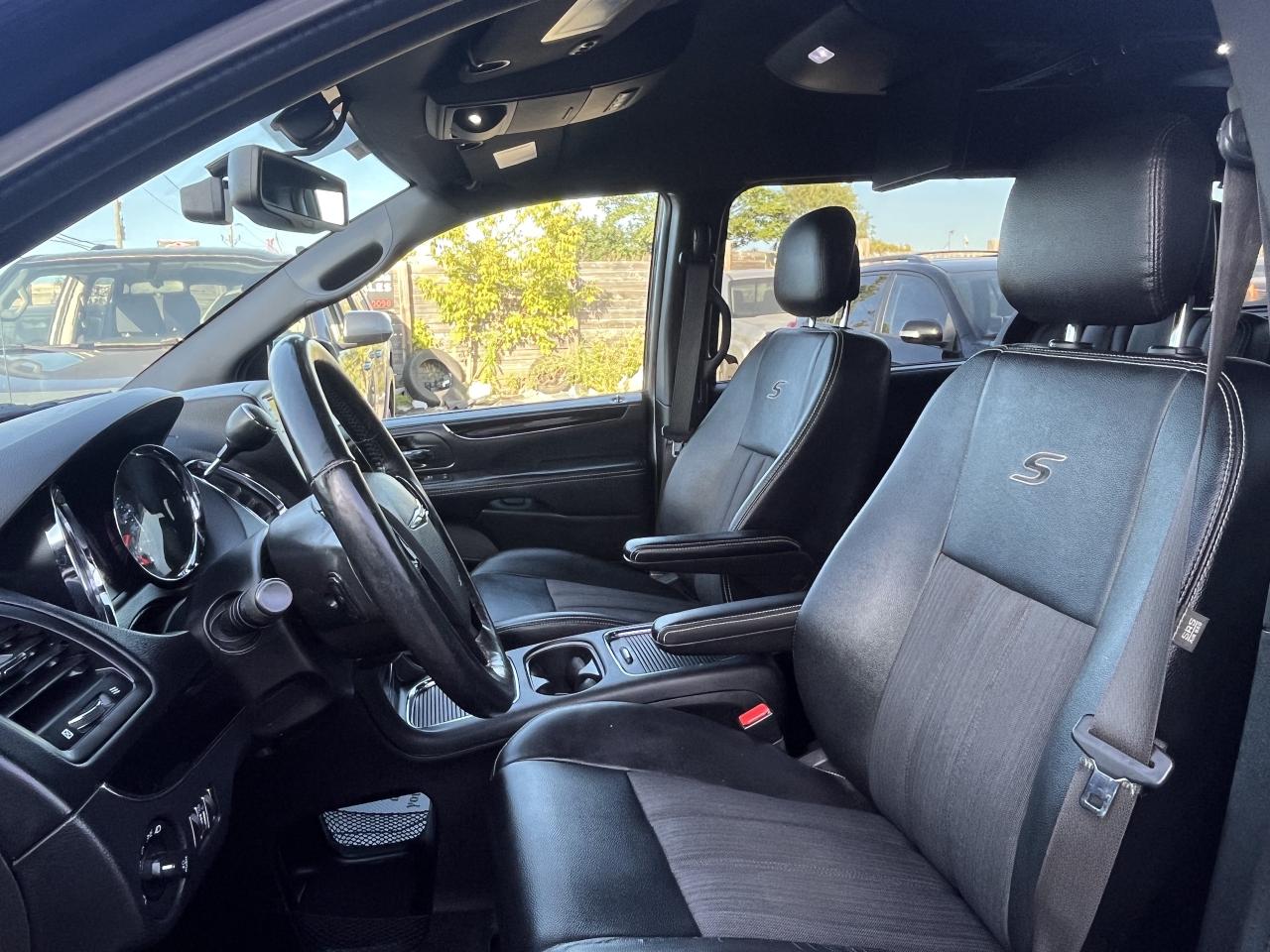 2015 Chrysler Town & Country S Photo