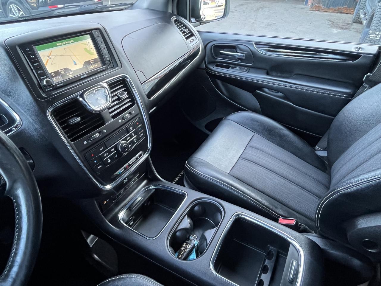 2015 Chrysler Town & Country S Photo