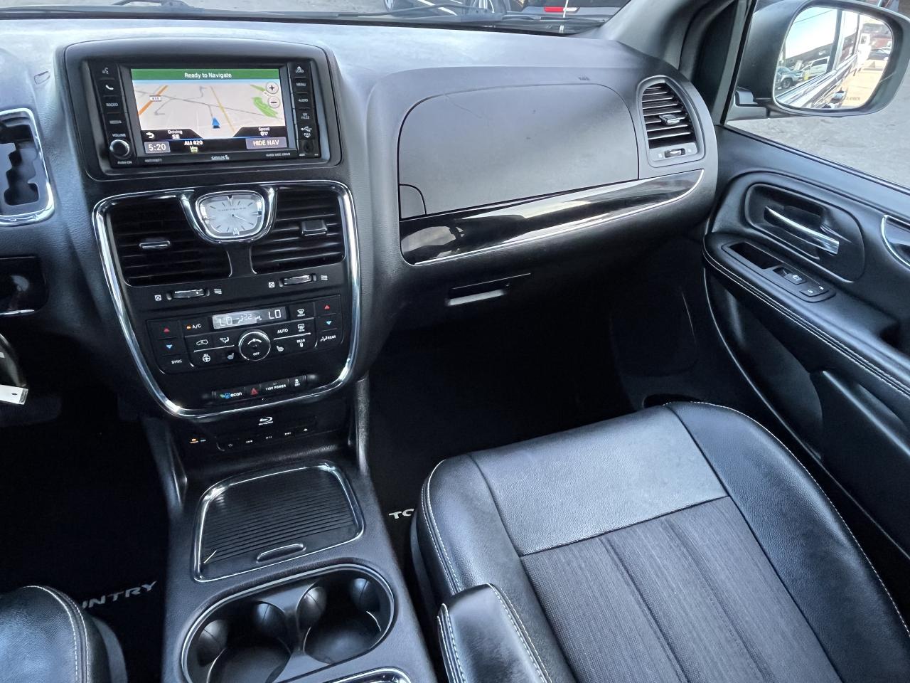 2015 Chrysler Town & Country S Photo