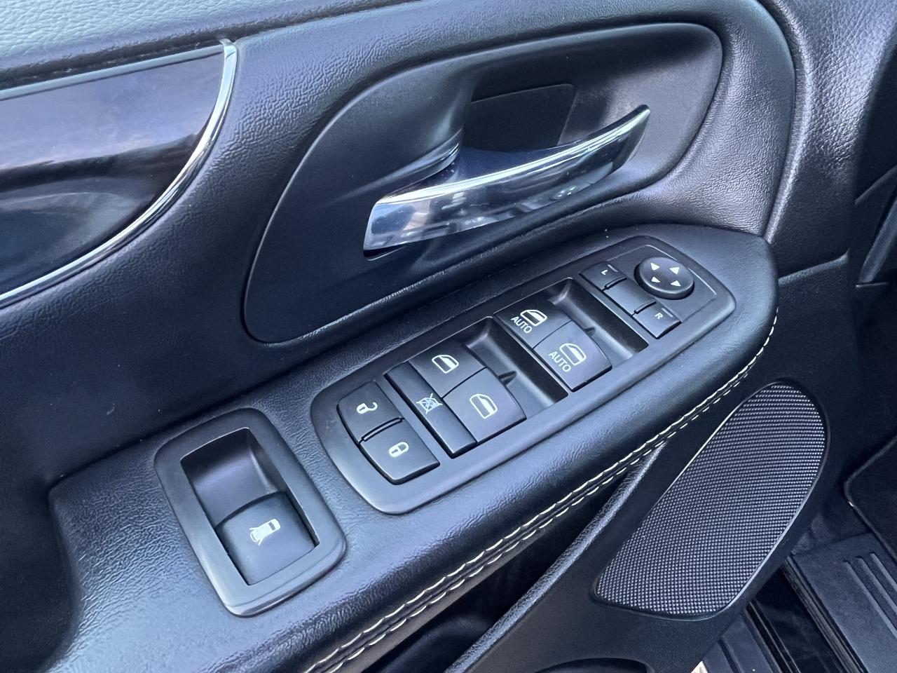 2015 Chrysler Town & Country S Photo