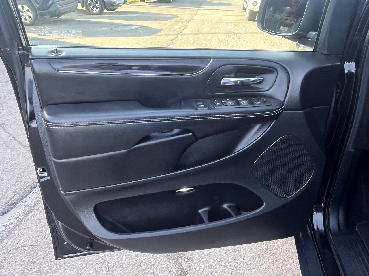 2015 Chrysler Town & Country S Photo