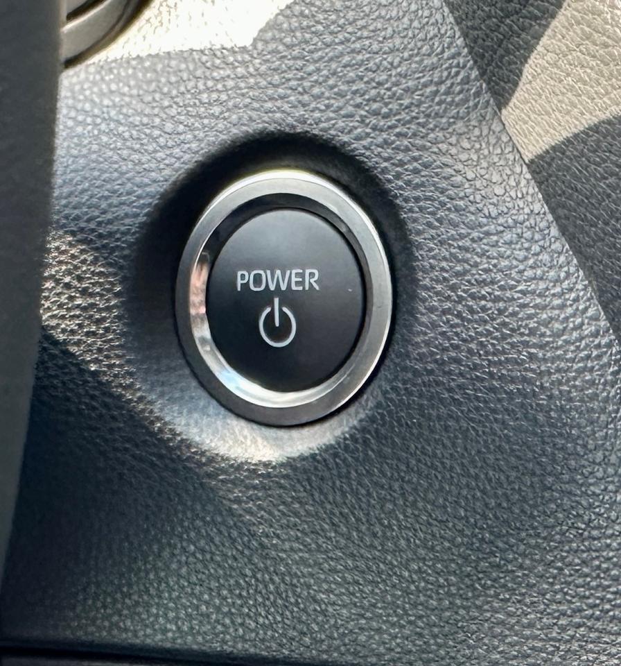 2025 Toyota Corolla Hybrid SE | NO ACCIDENTS | AWD | SUNROOF | LOW KMS Photo