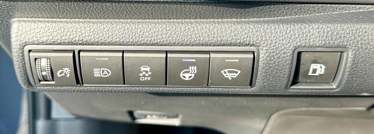 2025 Toyota Corolla Hybrid SE | NO ACCIDENTS | AWD | SUNROOF | LOW KMS Photo