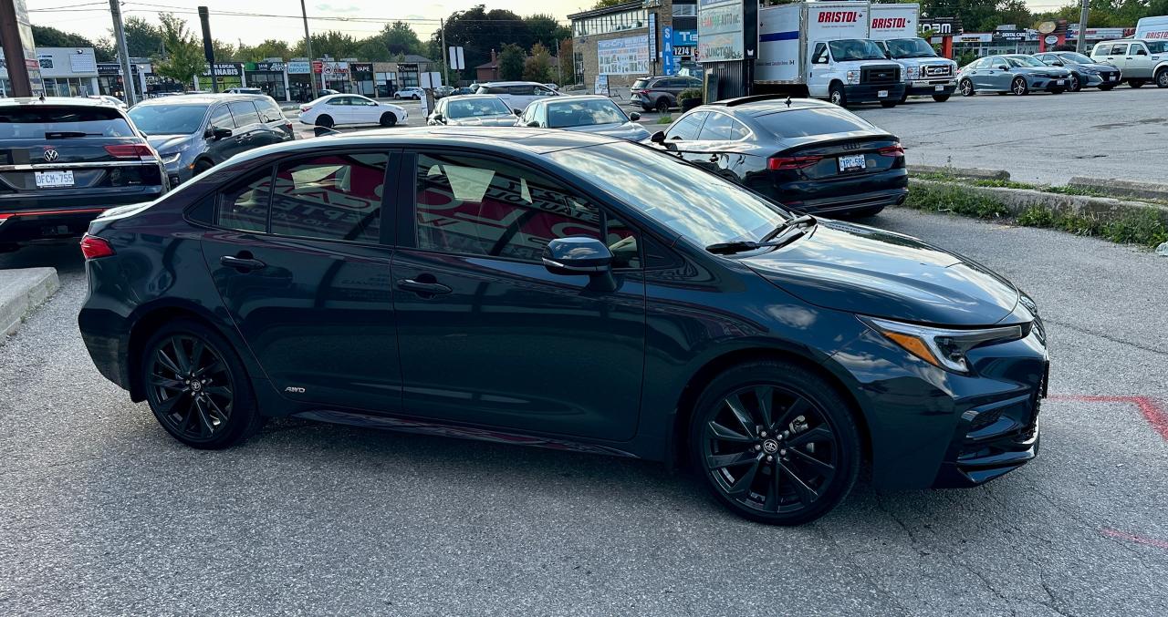 2025 Toyota Corolla Hybrid SE | NO ACCIDENTS | AWD | SUNROOF | LOW KMS Photo3