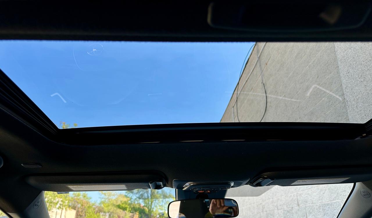 2025 Toyota Corolla Hybrid SE | NO ACCIDENTS | SUNROOF | AWD | LOW KMS Photo