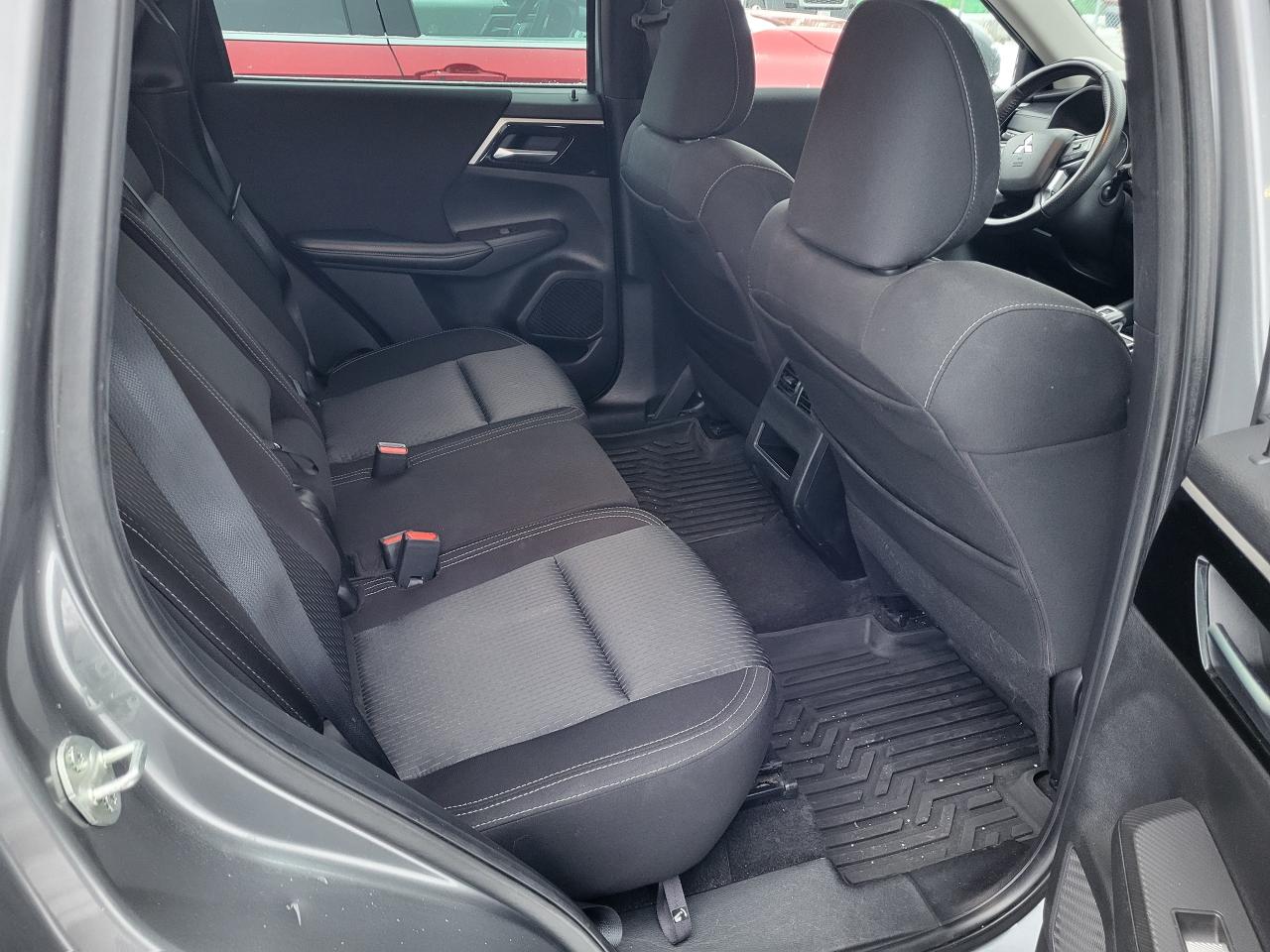 2022 Mitsubishi Outlander ES Photo