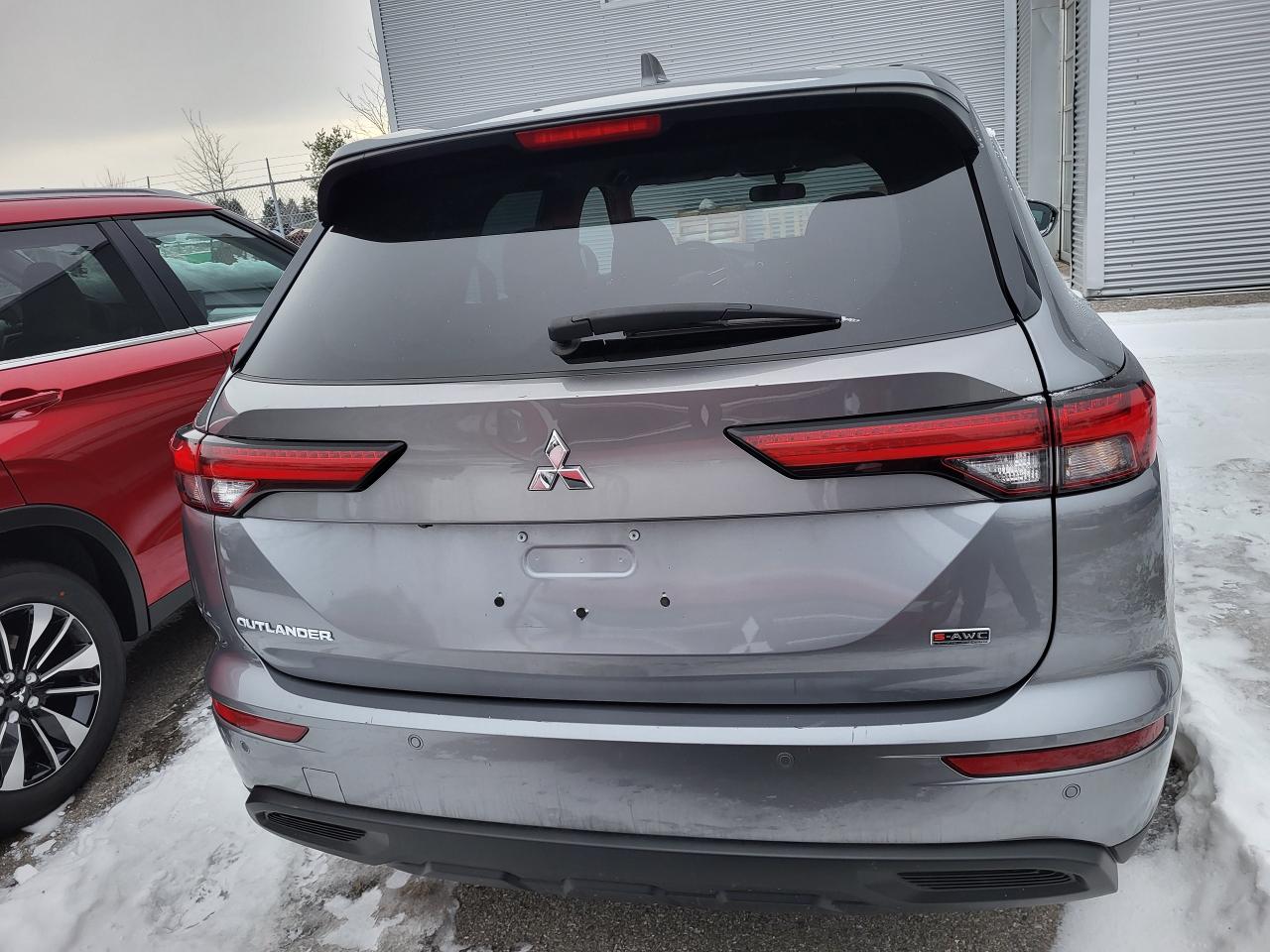 2022 Mitsubishi Outlander ES Photo